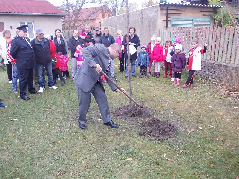 foto 005.jpg - Symbolick zasazen stromu - starosta obce Robert Spil